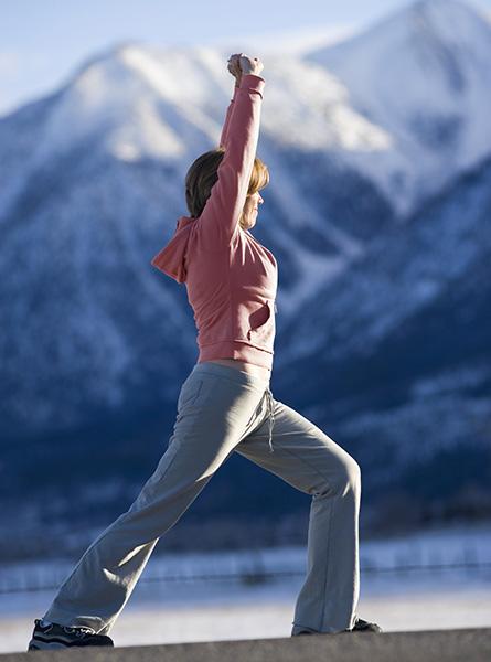 Vrouw doet bewegingsoefeningen om spanningspijn te voorkomen. 